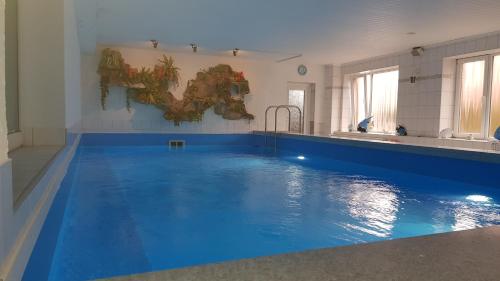 博尔库姆许贝特斯豪斯高级旅馆的客房内的大型游泳池,有蓝色的水
