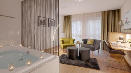 贝尔恩卡斯特尔-库斯Hotel Moselauen的带浴缸的浴室和客厅。