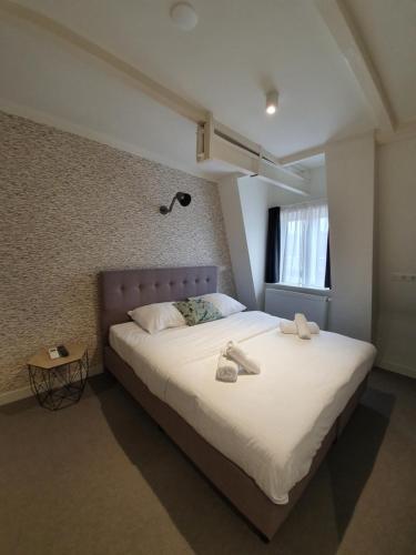 阿姆斯特丹嗨耶130酒店 的一间卧室配有一张带鞋的大床