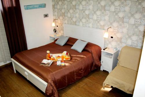 庞贝多齐维塔B&B酒店的一间卧室配有一张大床和一张桌子