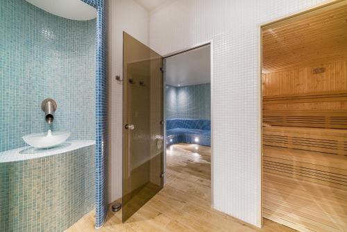 加茨比亚格拉Papaj Resort的带淋浴、盥洗盆和镜子的浴室