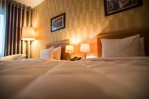 地拉那国际酒店及会议中心客房内的一张或多张床位