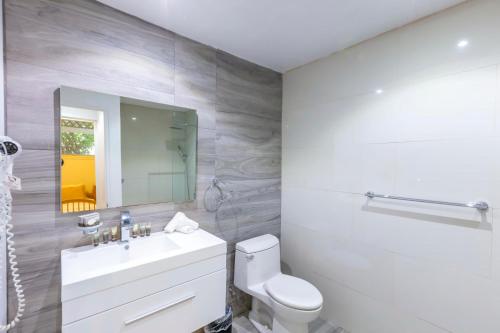 库莱布拉斯博奈俱乐部酒店的一间带水槽、卫生间和镜子的浴室