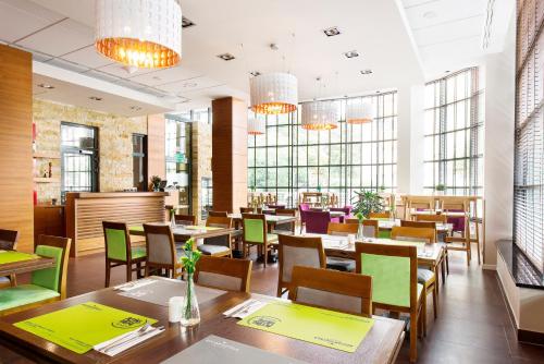 Mercure Warszawa Airport餐厅或其他用餐的地方