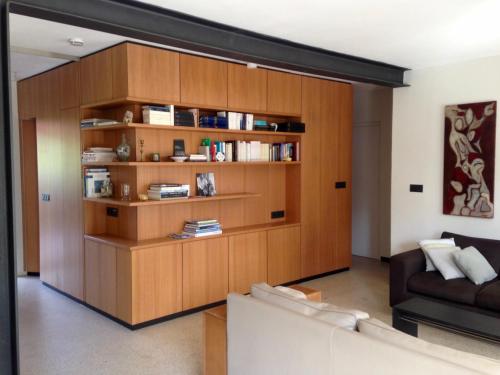 滨海萨纳里Villa Magali的客厅设有大型木制书架
