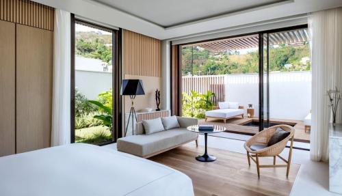 格兰德海滩Silversands Resort Grenada at Grand Anse的一间卧室设有一张床和一间客厅。