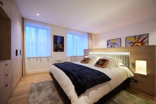 布鲁塞尔B&B Suites 124的一间卧室设有一张大床和一个大窗户