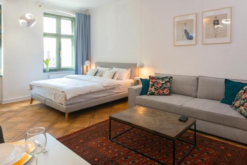 波兹南PROVENIR HOME STRZELECKA 25的客厅配有沙发和1张床