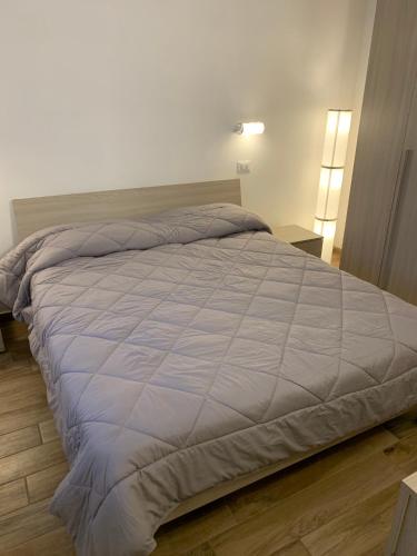 莱万托Ca du Sergio - Il Mesco的卧室配有一张带白色棉被的大床