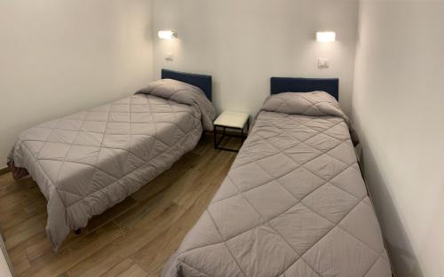 莱万托Ca du Sergio - Il Mesco的小型客房 - 带两张床和Aermottermottermott