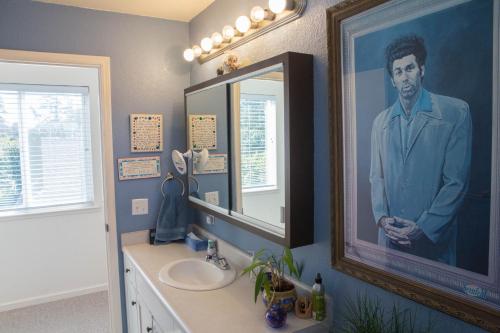 圣罗莎My Big Art Project的浴室里贴着一幅穿着西装的男人的照片