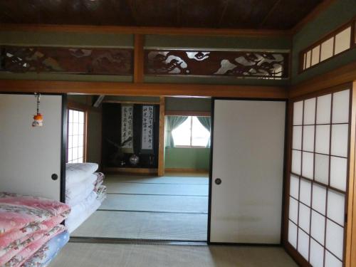 平泉町Minpaku Suzuki的一间设有门窗的房间