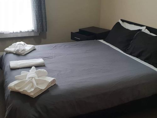 泰哈皮Gretna Hotel Taihape的床上有两条毛巾