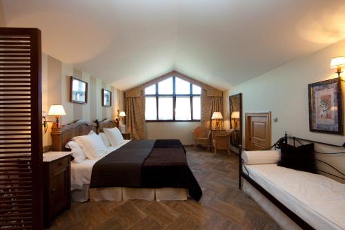 莫尔加卡特西酒店的酒店客房设有两张床和窗户。