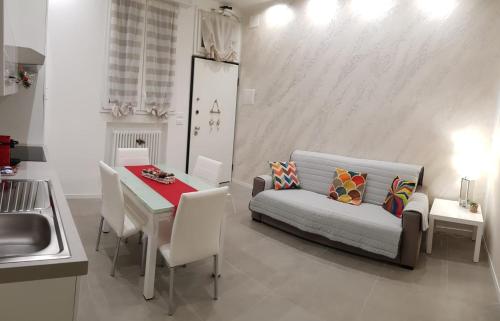 博洛尼亚Sweet Home Sofia的客厅配有沙发和桌子