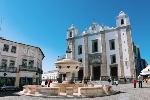 埃武拉Casa da Moeda的建筑物前方有喷泉的建筑物