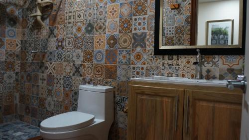 乌蒂拉Pirates Rock 101的一间带卫生间、水槽和镜子的浴室