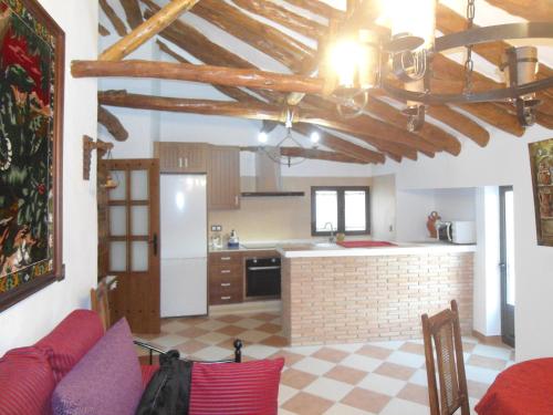 蒙特弗里奥Casa de Los Albas, 6p的一间带红色沙发的厨房和一间带