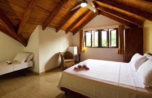 安西沃尔伯特村Villa Sole的一间卧室配有一张带鲜花的大床