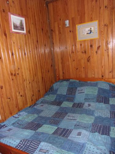 维拉尔雷东布shirley的卧室配有木墙内的一张床