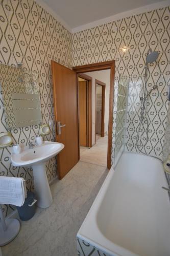 卡斯特努沃德加尔达MeM House - Tra il Lago di Garda e Verona的浴室配有盥洗盆、卫生间和浴缸。