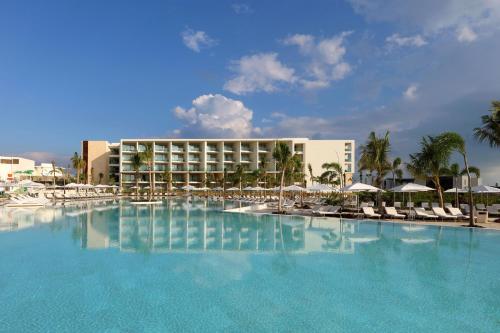 坎昆Family Selection at Grand Palladium Costa Mujeres Resort & Spa - All Inclusive的酒店前方的大型游泳池