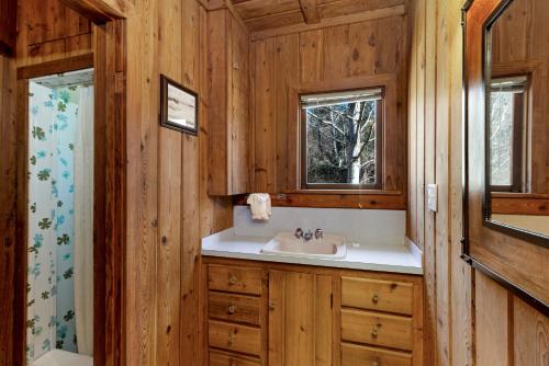 伊斯特海湾西海滩假日公园的小木屋内带水槽的浴室