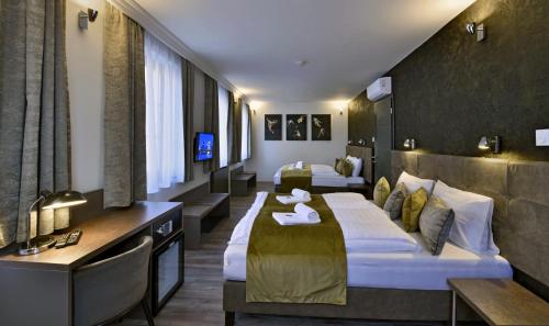 埃格尔Herbstyle的一间酒店客房,设有两张床和电视