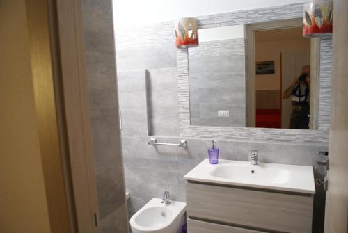 卡拉古诺内casa mariolu 2的一间带水槽和镜子的浴室