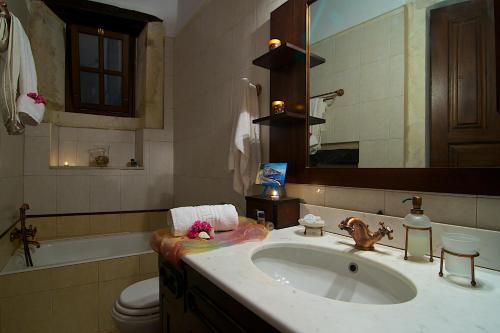 阿迪斯普普伦Grand Palazzo的一间带水槽、卫生间和镜子的浴室