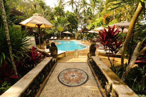 甘地达萨达萨瓦纳度假村 的花园度假村内的游泳池