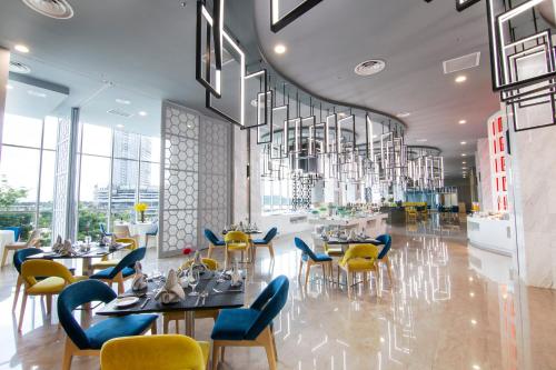 努沙再也柔佛布蒂港辉盛坊国际公寓的用餐室配有桌椅和吊灯。