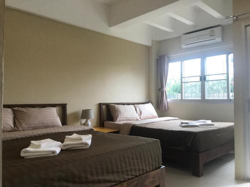 柴老海滩Baan Ton Chan的一间卧室设有两张床和窗户。