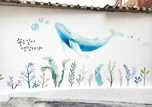 首尔Five hotel Jongno的建筑物一侧鲸鱼壁画