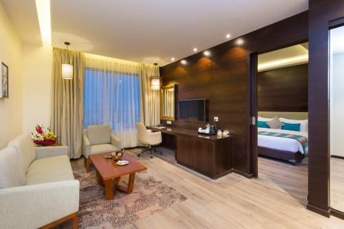BīrganjDiyalo Lords Plaza Birgunj的酒店客房设有床和客厅。