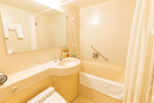 台北灿路都饭店的一间带水槽、浴缸和镜子的浴室
