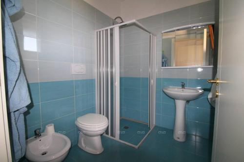 圣卡特琳娜迪纳德Borgo Cenate的蓝色的浴室设有卫生间和水槽