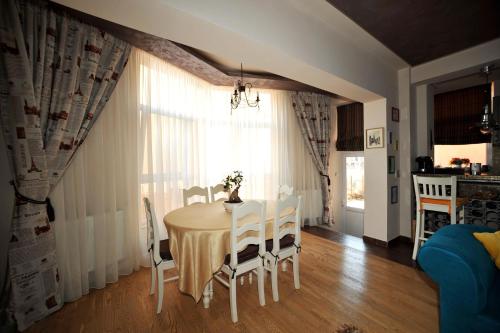 布拉索夫Classic Apartment的一间带桌椅的用餐室
