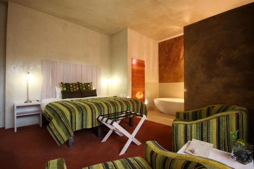 African Rock Hotel and Spa客房内的一张或多张床位
