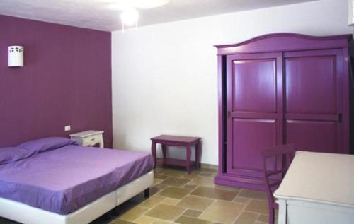 奥斯图尼玛格丽特住宿加早餐酒店的一间卧室配有紫色的床和紫色橱柜