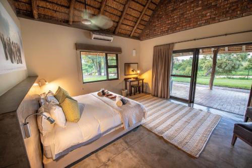 克拉塞利尔自然保护区Senalala Safari Lodge的一间卧室,卧室内配有一张大床