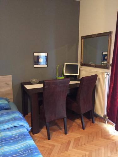 沙巴茨Apartment Viktor 2 stan na dan的一间卧室配有一张桌子,上面有一台笔记本电脑