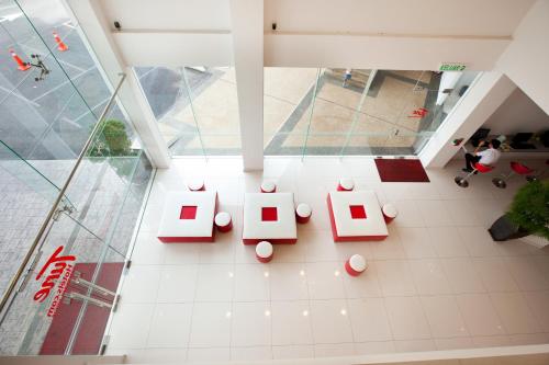 新山美音酒店 - 柔佛金海湾店的享有大堂的顶部景致,配有白色的桌椅