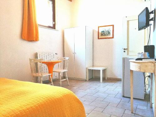巴里Corte Del Borgo Antico的一间卧室配有一张床、一张桌子和一张书桌