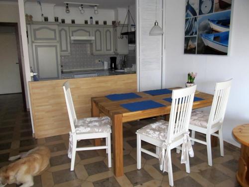 特拉弗明德Albatros的厨房以及带桌椅的用餐室。