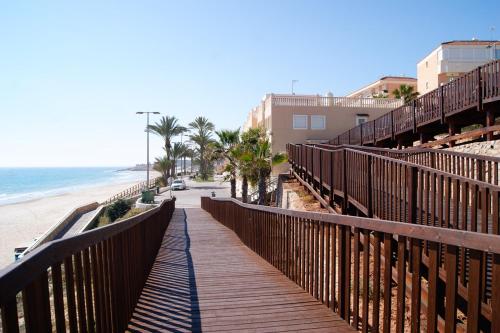 皮拉尔－德拉奥拉达达里维埃拉海滩公寓的通往棕榈树海滩的木板路