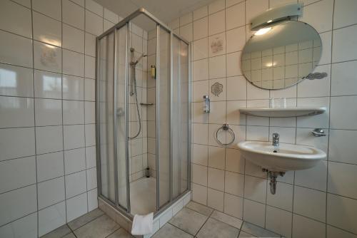 SüdbrookmerlandLandhaus Großes Meer的带淋浴和盥洗盆的浴室