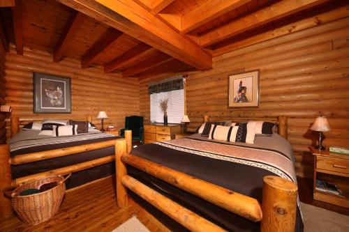 Main Brook塔克摩尔山林小屋的小木屋内一间卧室,配有两张床