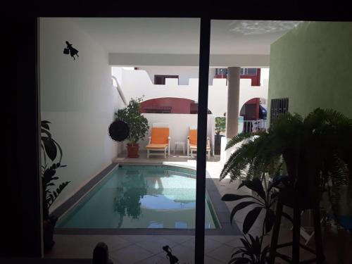 普拉亚Vivenda Viviani的庭院中带游泳池的房子