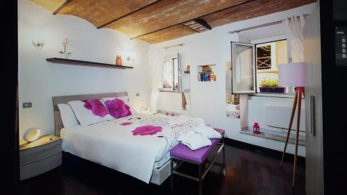 罗马Domus Paradiso City Center的卧室配有白色的床和紫色椅子